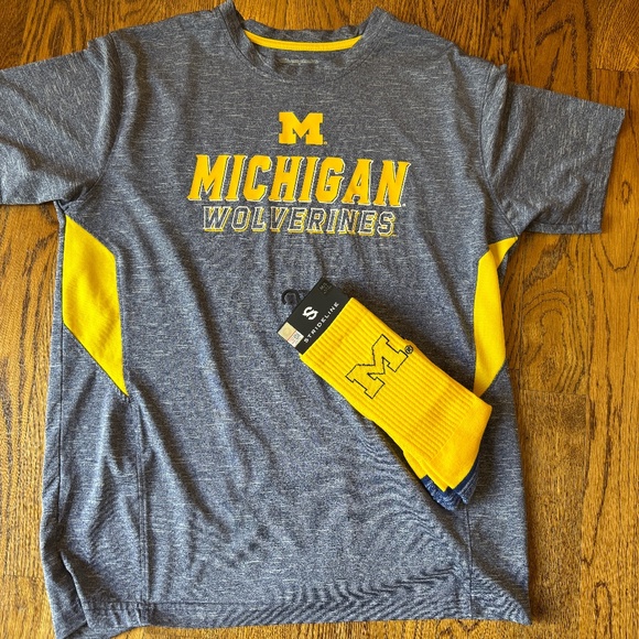 U of Michigan T-shirt and Sock Bundle.  T-shirt Large, Socks M/L - Picture 1 of 8